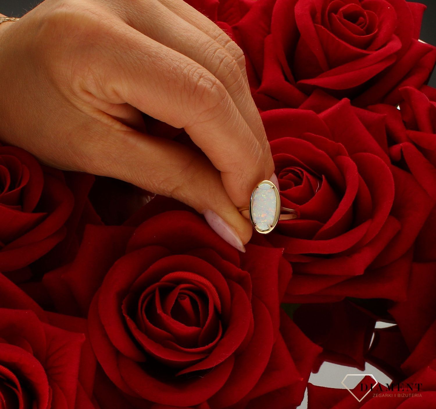 Złoty pierścionek damski 375 duże oczko z opalem rozmiar 16 PI 6523 375. Pierścionek złoty z białym kamieniem opalem. Złota biżuteria na prezent. Pierścionki złote na prezent. Pomysł na prezent dla kobiety. Złoty pierścionek z.jpg